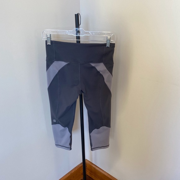 Victoria’s Secret VSX Sport Capris Taupe XS - Picture 6 of 12